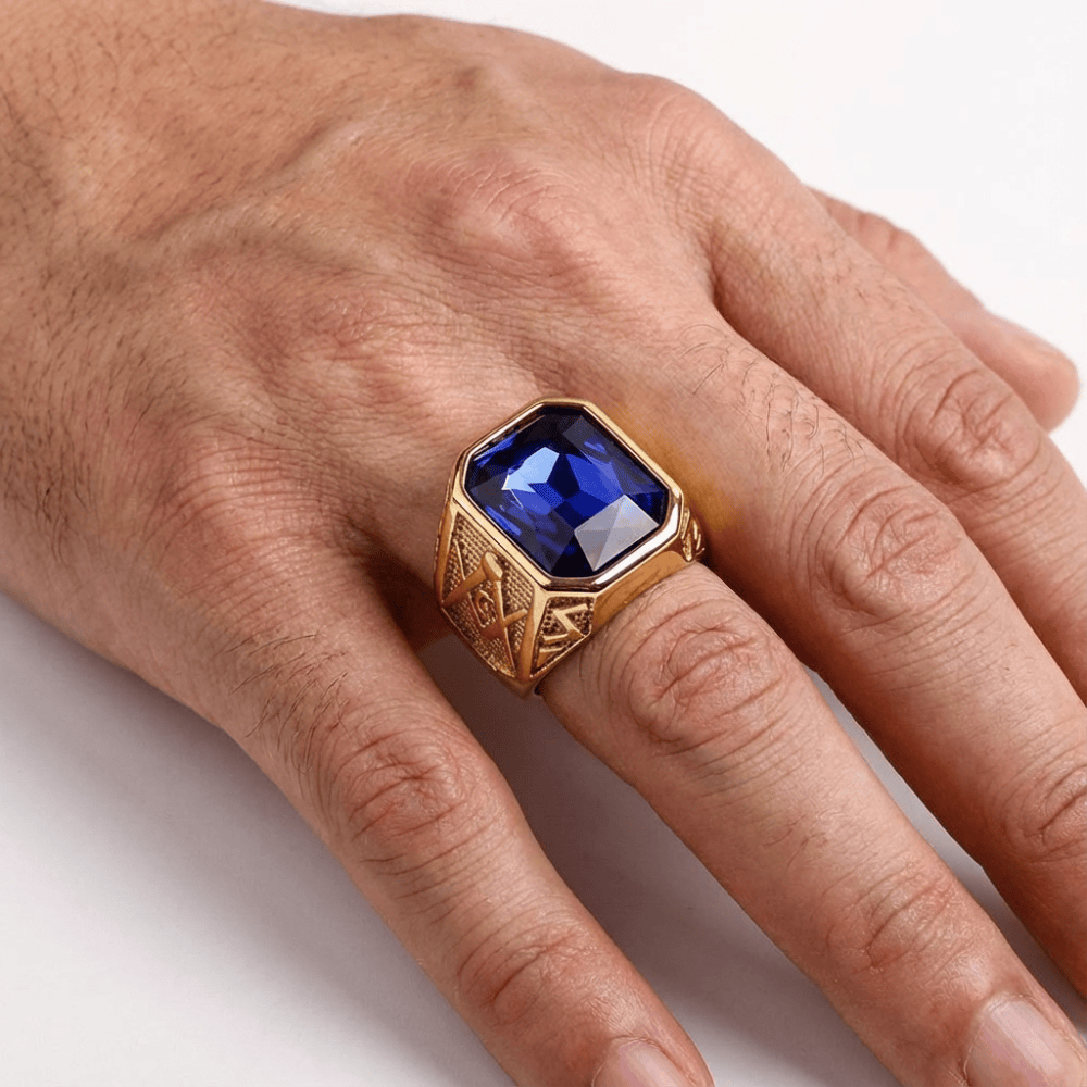 Chevalière or homme saphir bleu pierre facetée portée