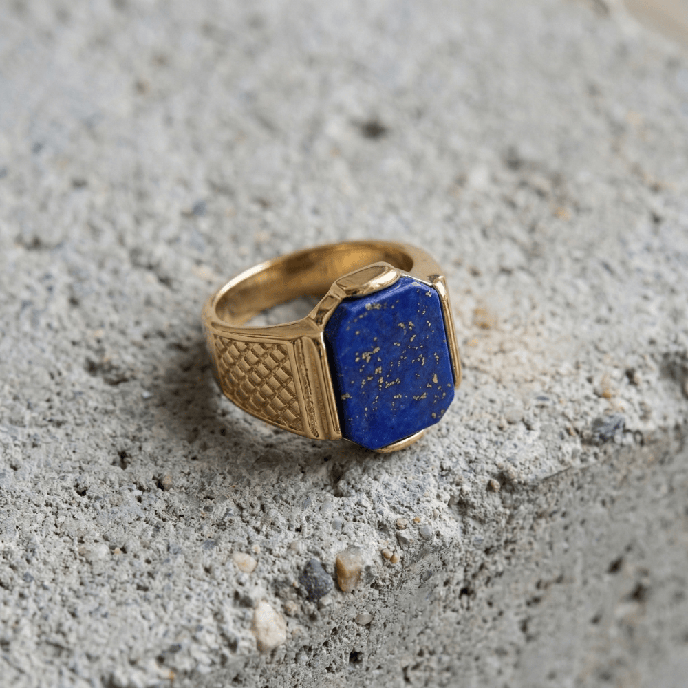 Chevalière homme originale or lapis lazuli épaules écailles