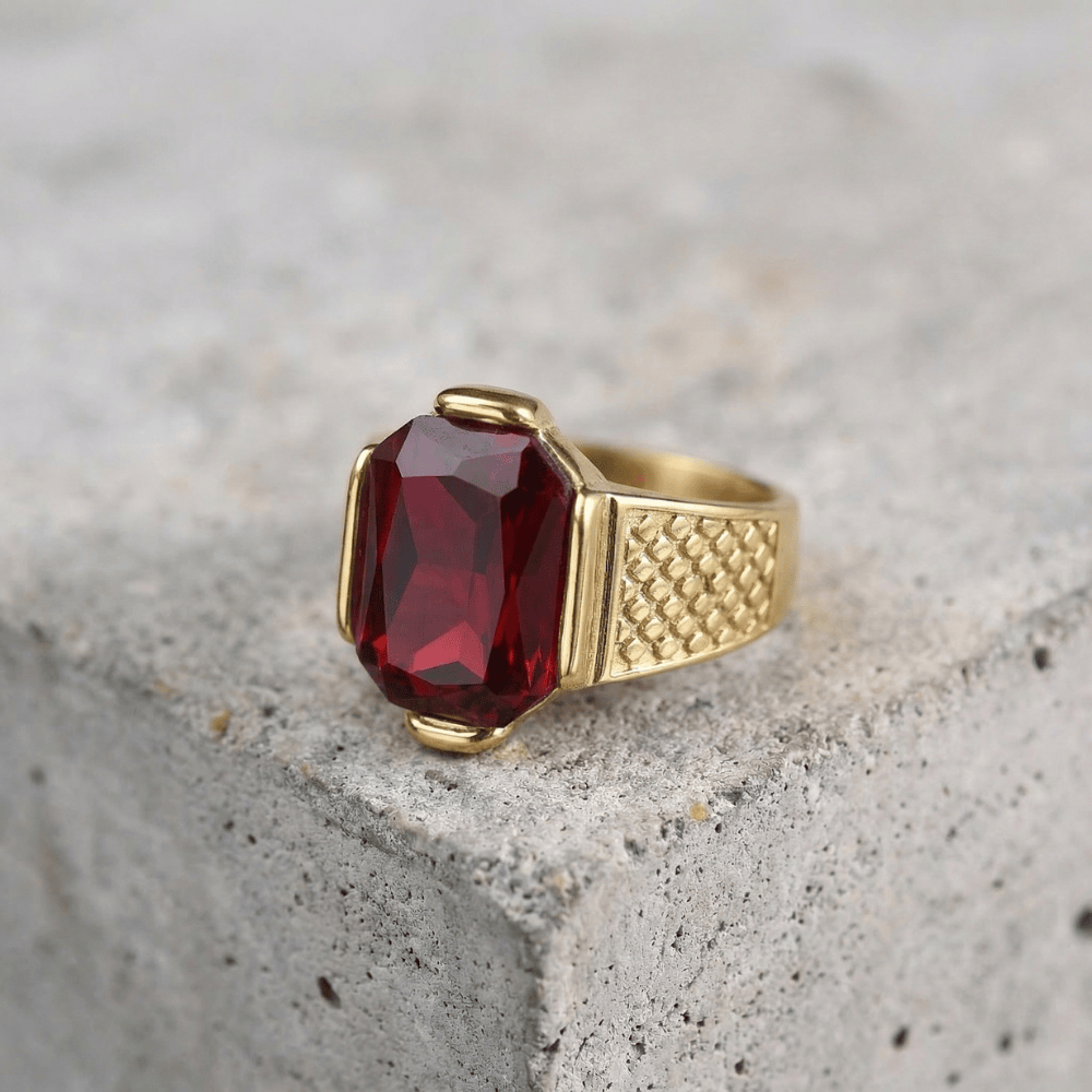 Bague chevalière homme originale or rubis rouge écailles