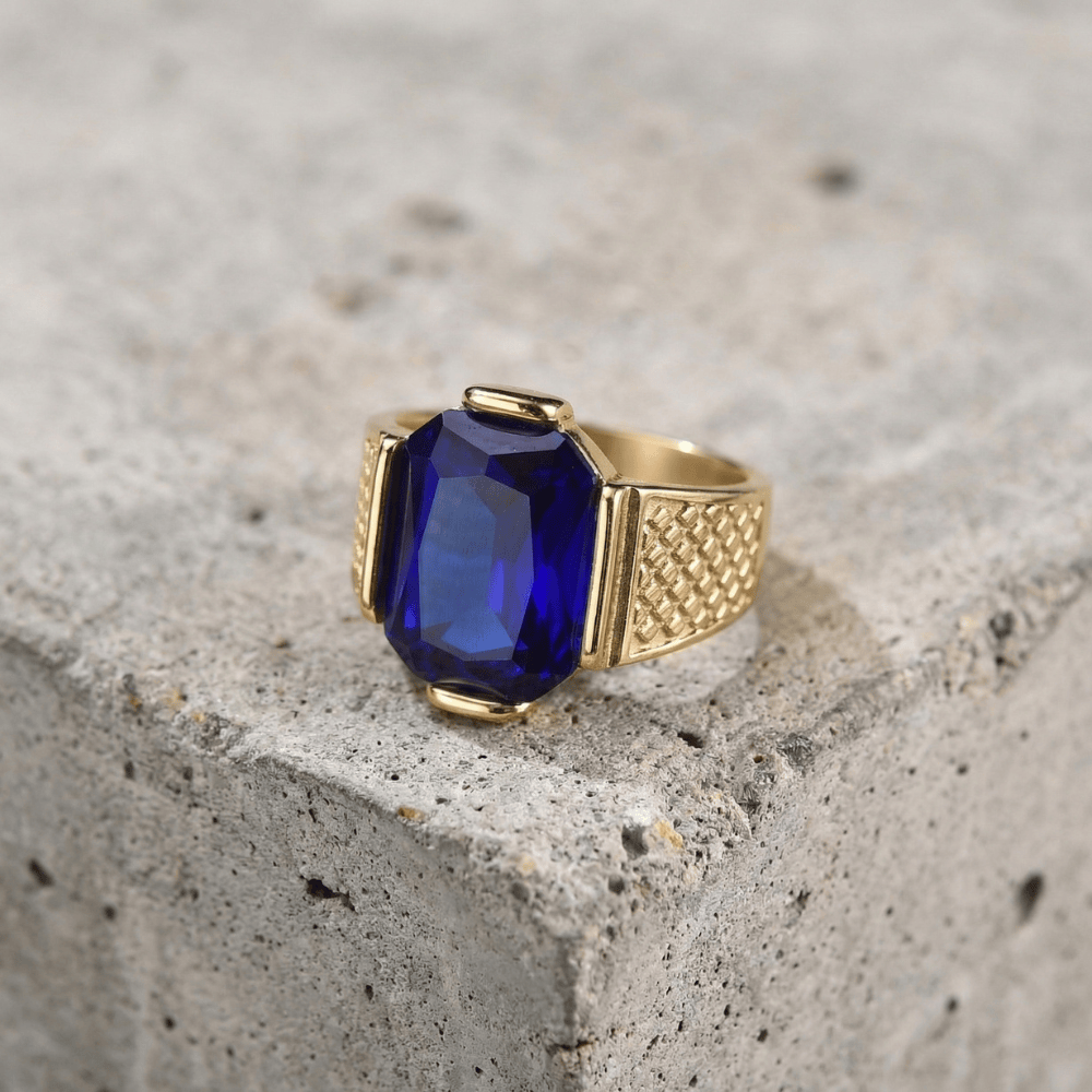 Chevalière homme originale or saphir bleu facetté écailles