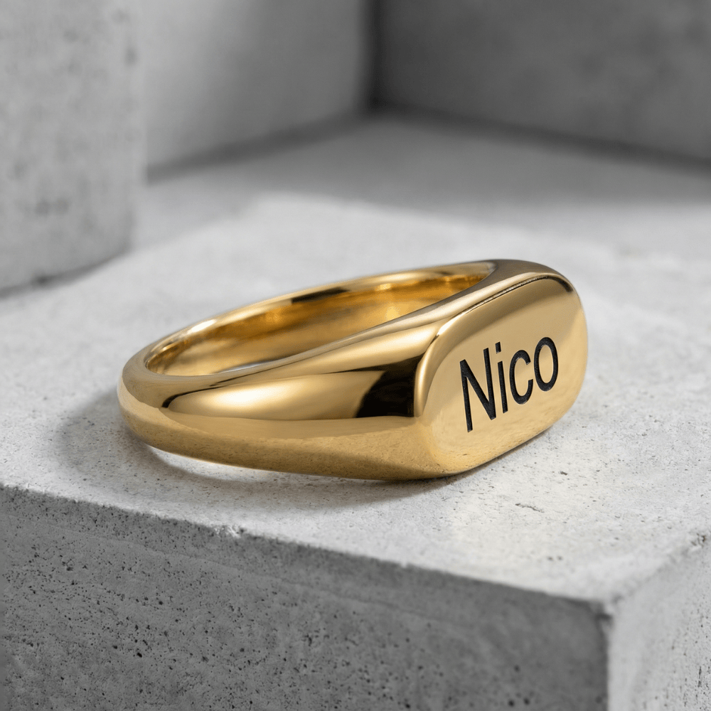 Chevalière auriculaire homme or prénom gravé plateau rectangulaire