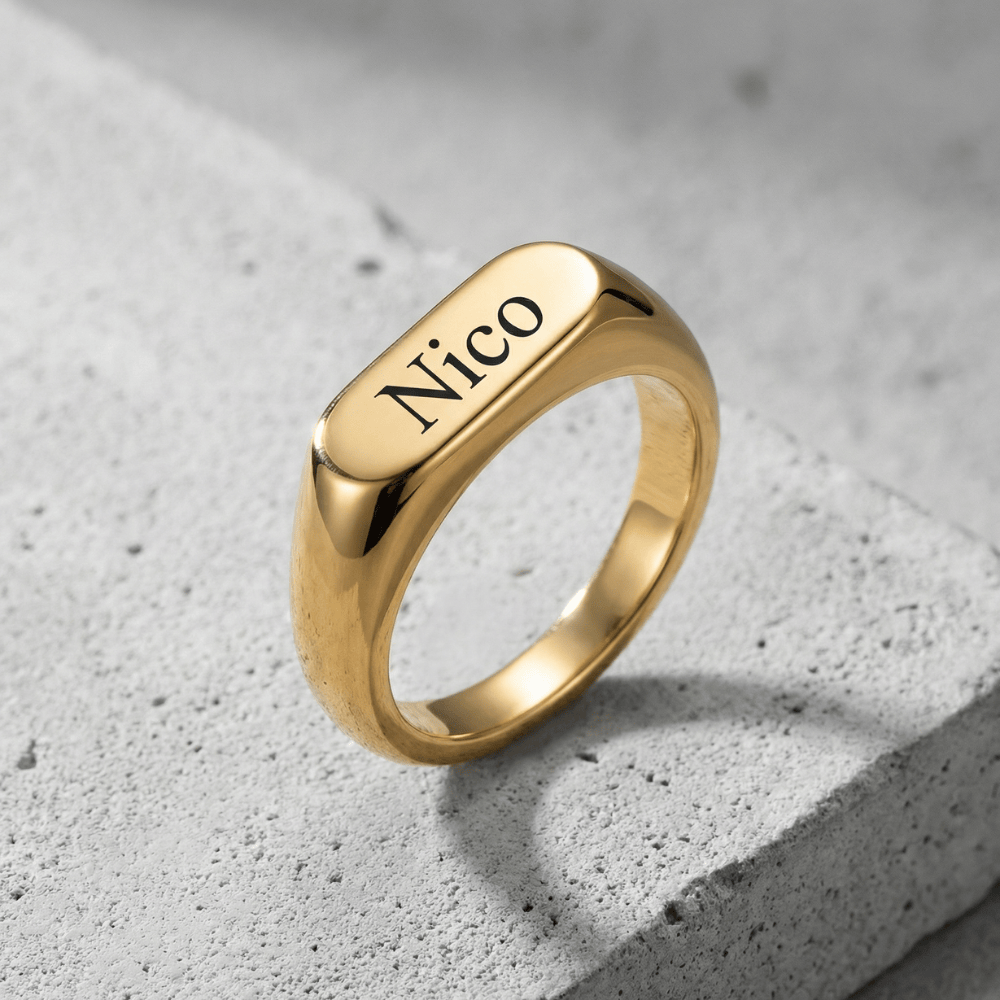 Chevalière homme petit doigt or prénom gravé rectangulaire acier inoxydable