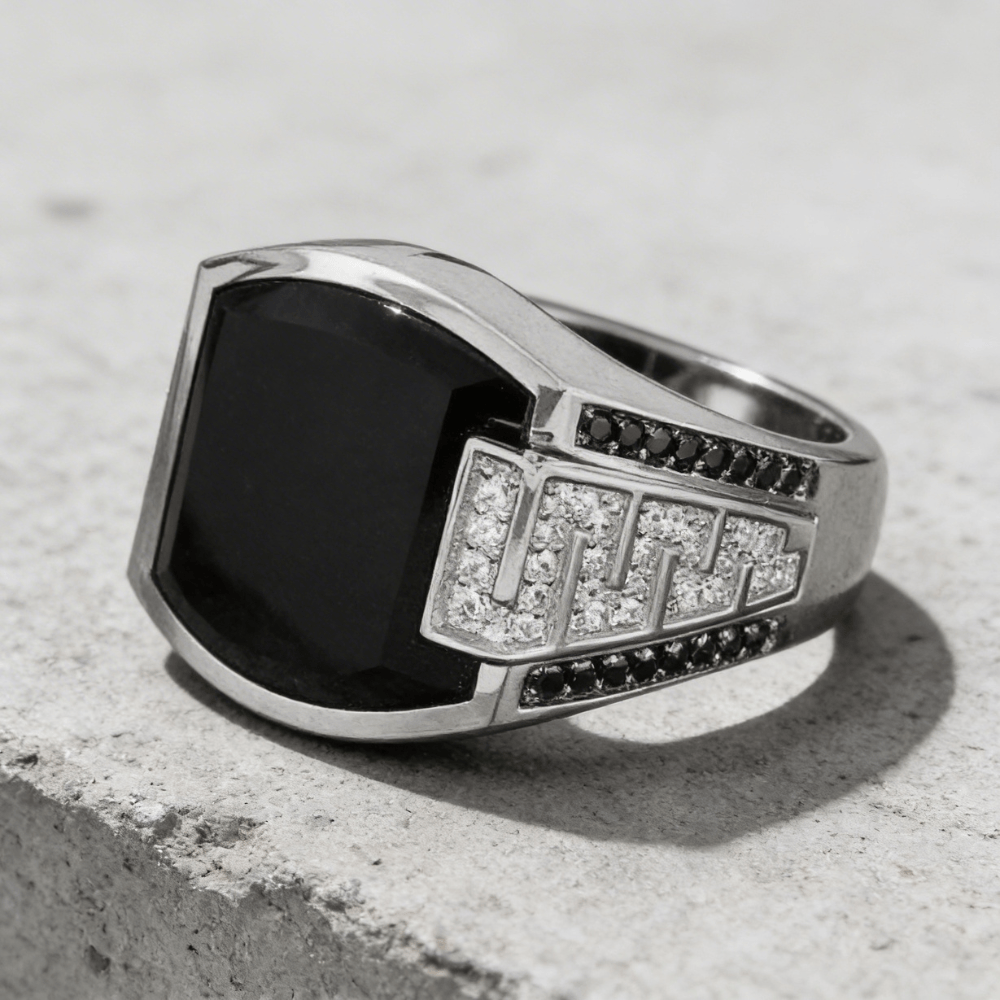 Chevalière homme onyx argent clé grecque zircons