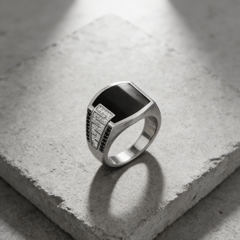 Bague chevalière homme onyx noire argent côté