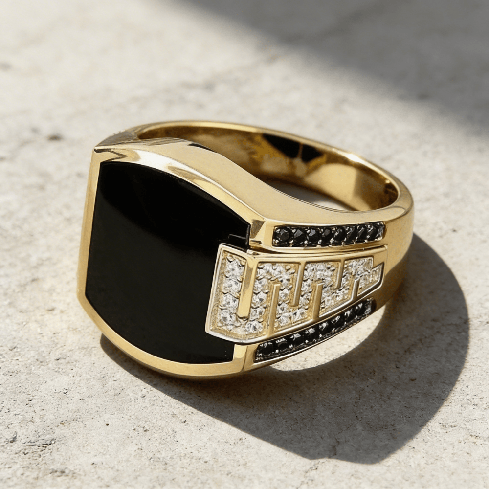 Chevalière homme pierre noire or clé grecque zircons