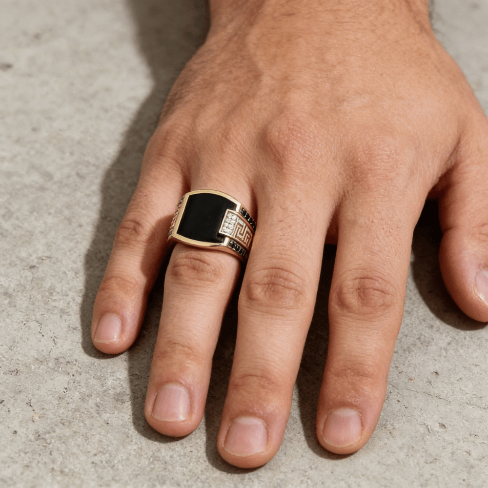 Bague chevalière homme pierre noire or portée annulaire