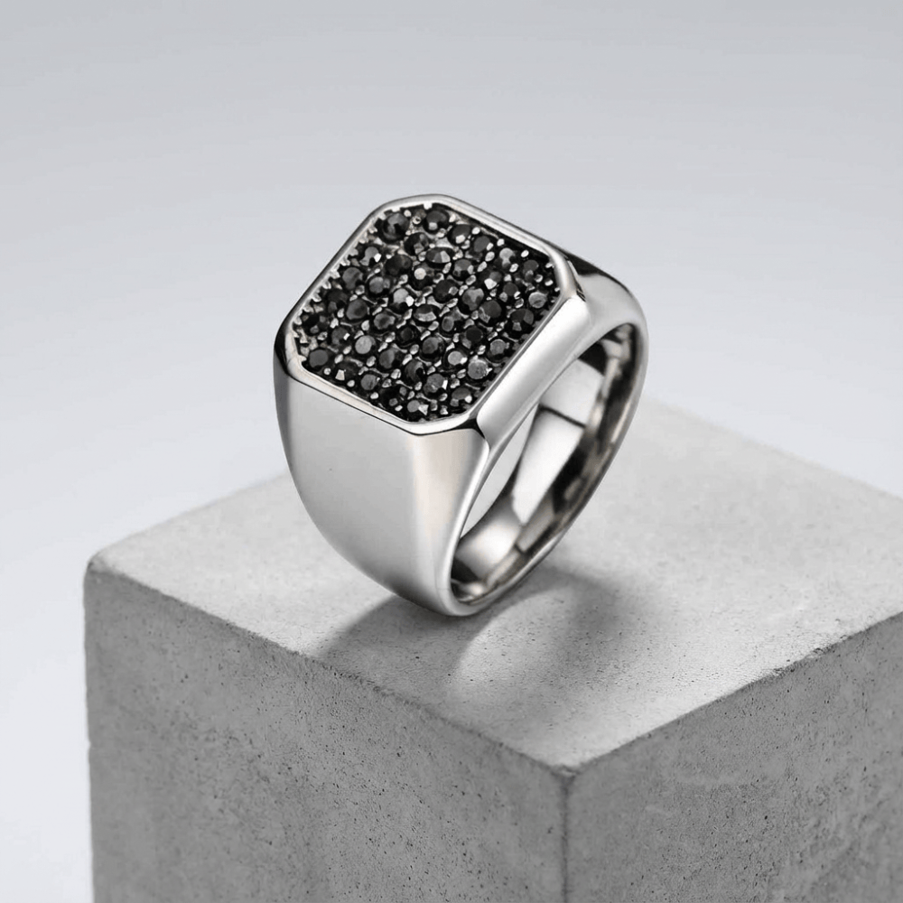 Chevalière homme acier inoxydable zircons noirs serti détail