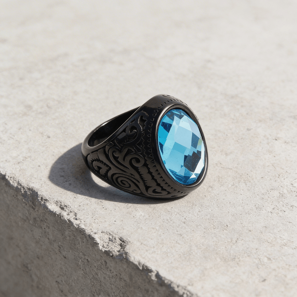 Chevalière noire homme saphir bleu arabesques spirales côté