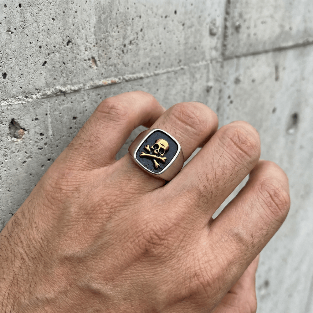 bague chevalière homme tête de mort acier inoxydable doré portée