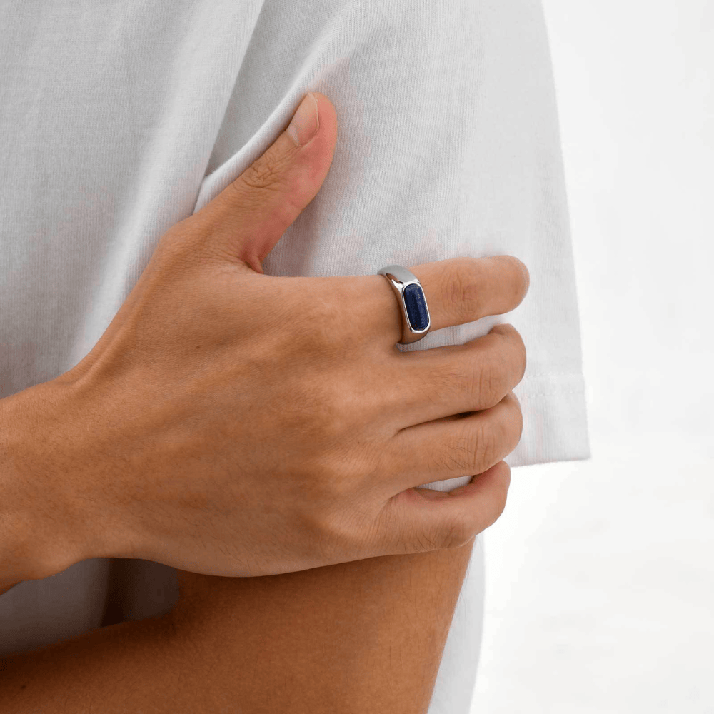 Bague chevalière homme lapis lazuli portée index
