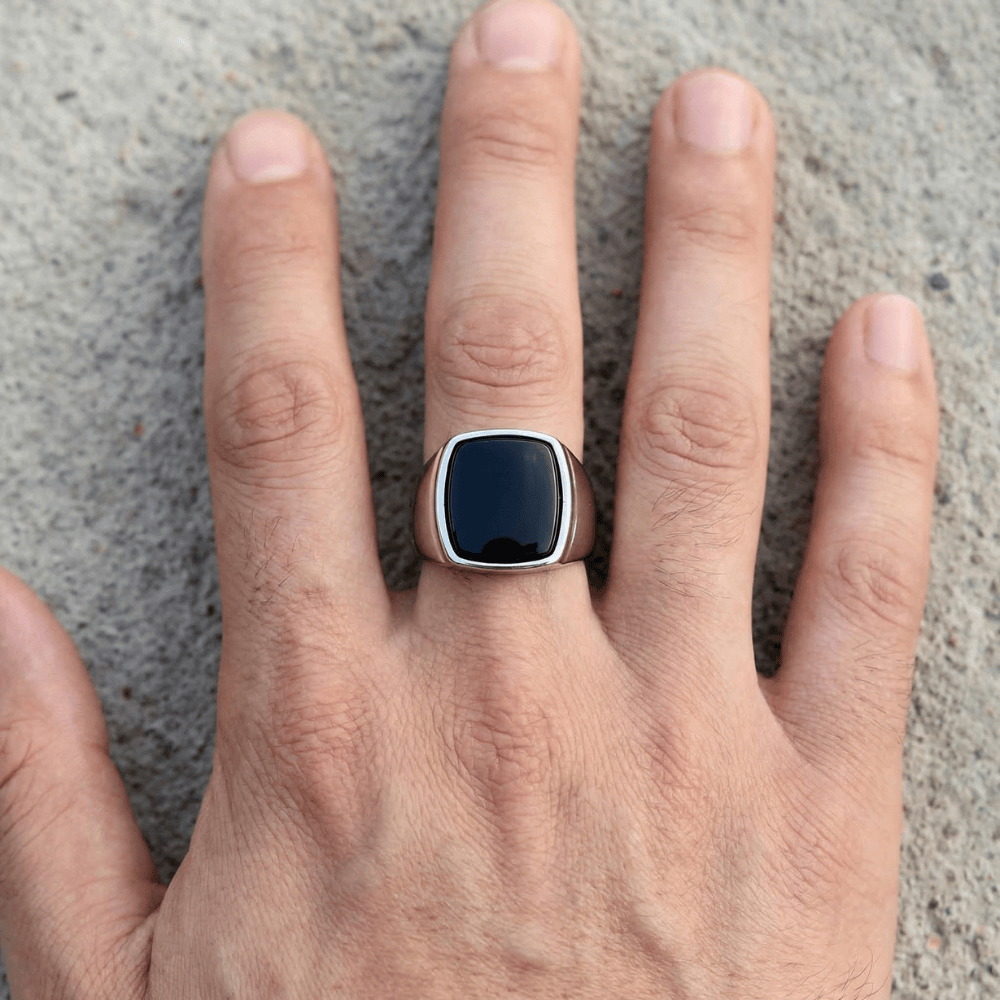 Chevalière onyx homme argent portée annulaire