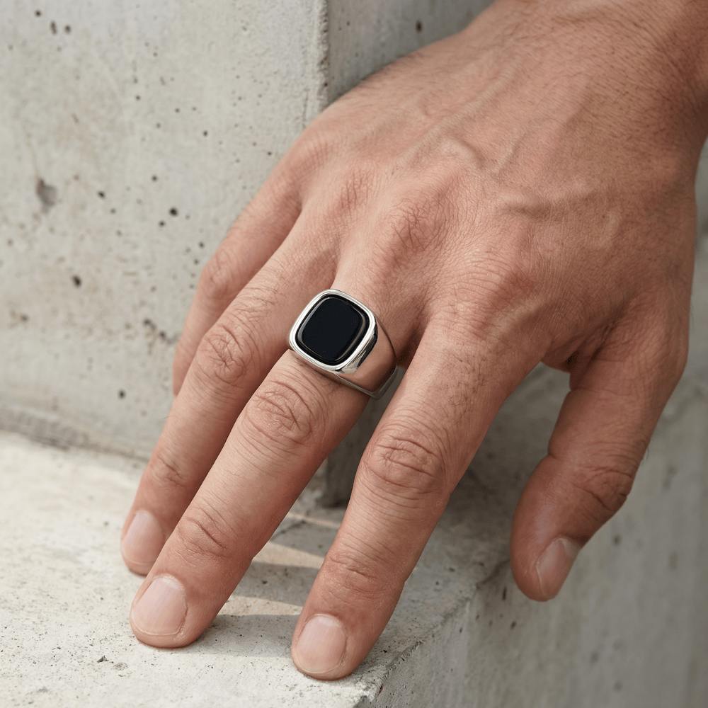 Chevalière onyx homme argent portée doigt index