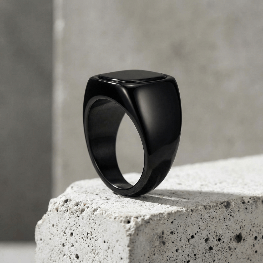 Bague chevalière homme noire onyx côté acier