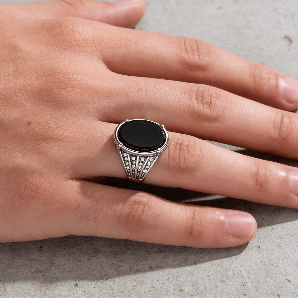 Chevalière ovale homme onyx portée annulaire argent