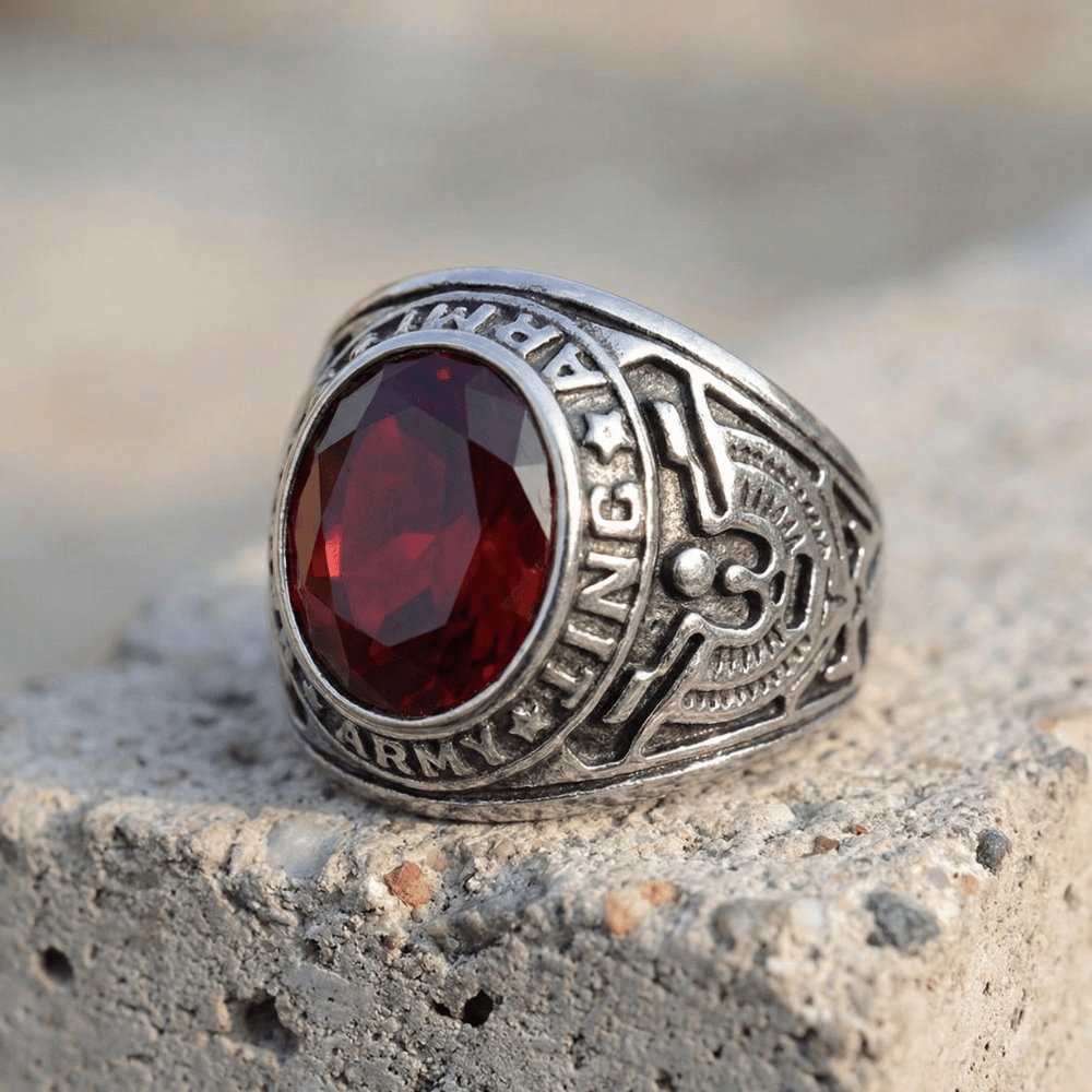 Bague chevalière homme rubis rouge inscriptions relief détail