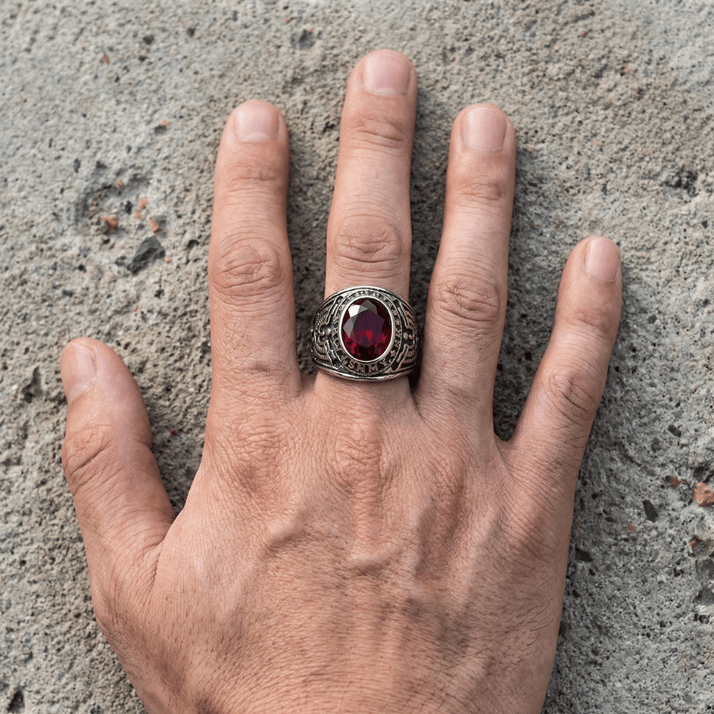 Chevalière ovale homme rubis rouge portée doigt annulaire