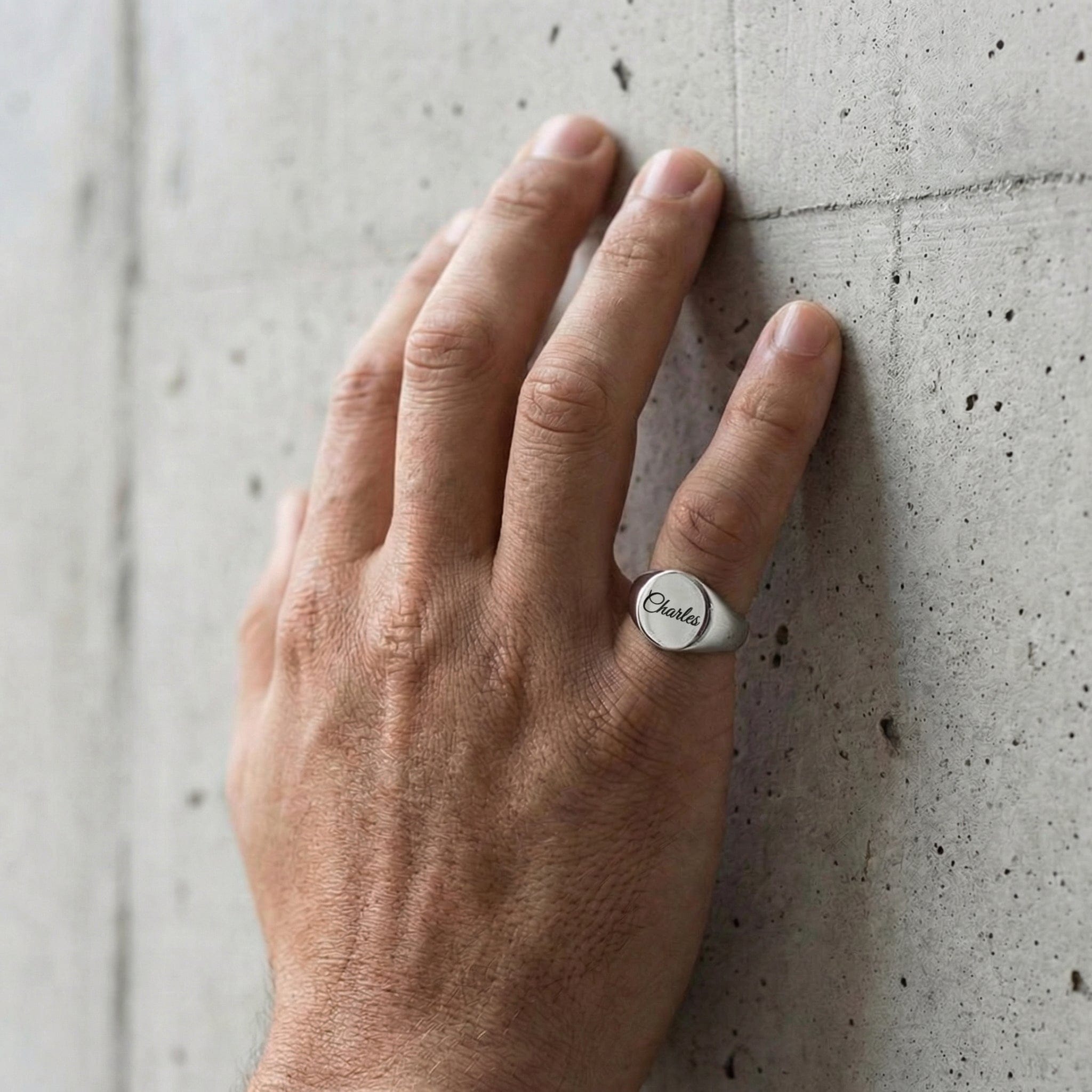 Chevalière personnalisé homme argent portée auriculaire prénom cursif