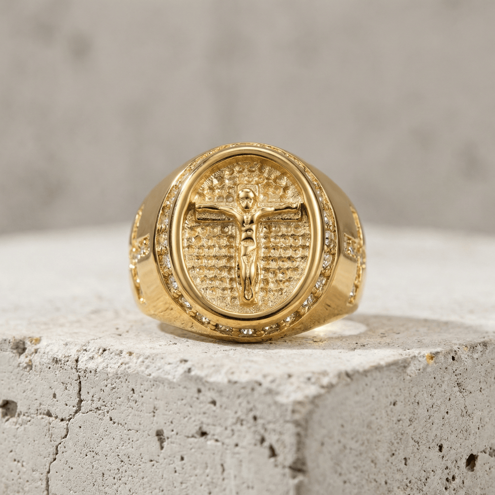 Chevalière plaqué or homme croix plateau ovale zircons sertis