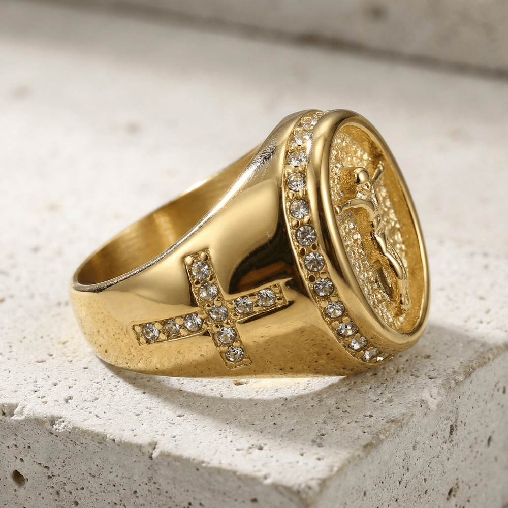 Des Finitions Exemplaires - Bague Chevalière Plaqué Or Homme Croix