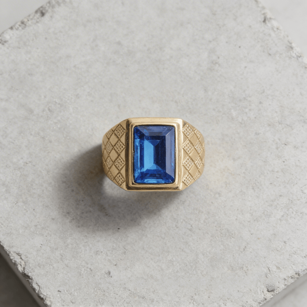 Des Finitions Exemplaires - Bague Chevalière Saphir Homme Or Acier Inoxydable