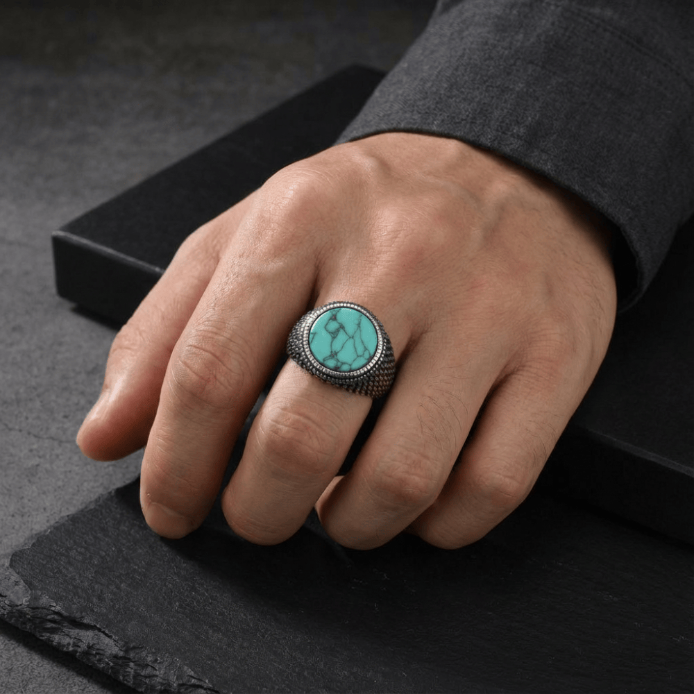 Chevalière pour homme turquoise acier inoxydable portée