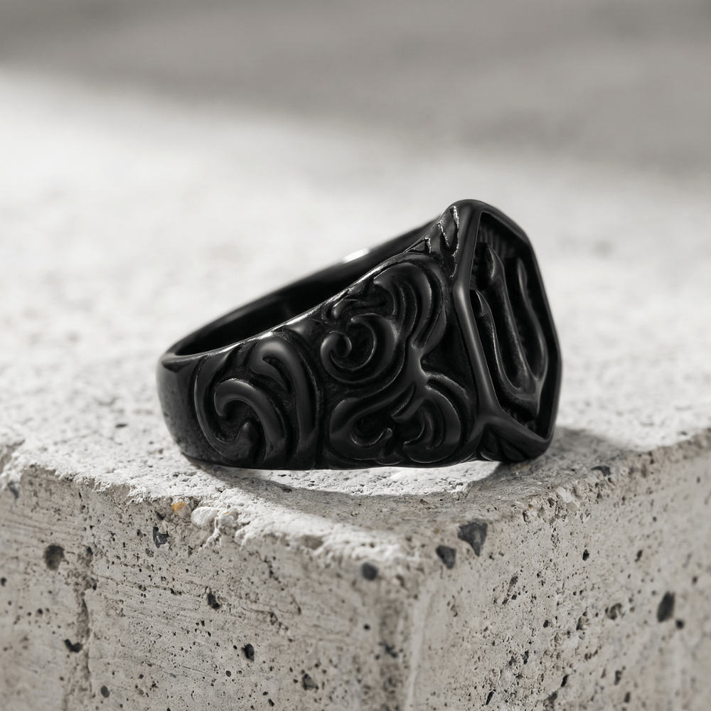 Bague chevalière homme noire arabesques sculptées côté