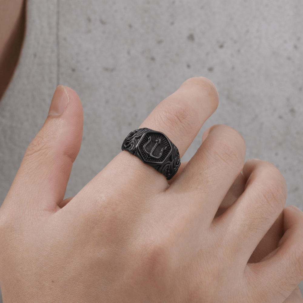 Chevalière pour homme noire viking portée doigt index