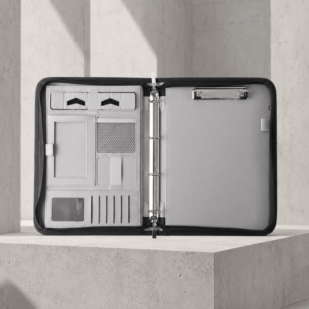 Intérieur gris ouvert : 4 anneaux, pince porte-bloc, porte-cartes et support téléphone