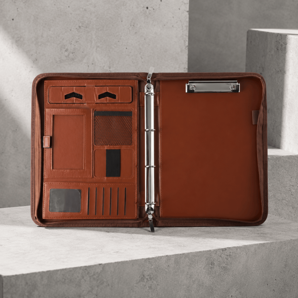 Intérieur marron ouvert : classeur 4 anneaux, pince porte-bloc et porte-cartes