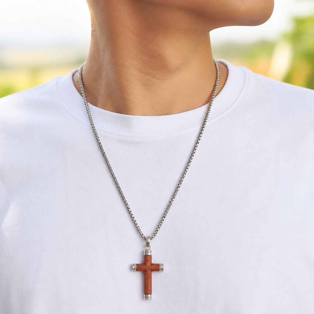 collier croix bois homme porté pendentif acier argent