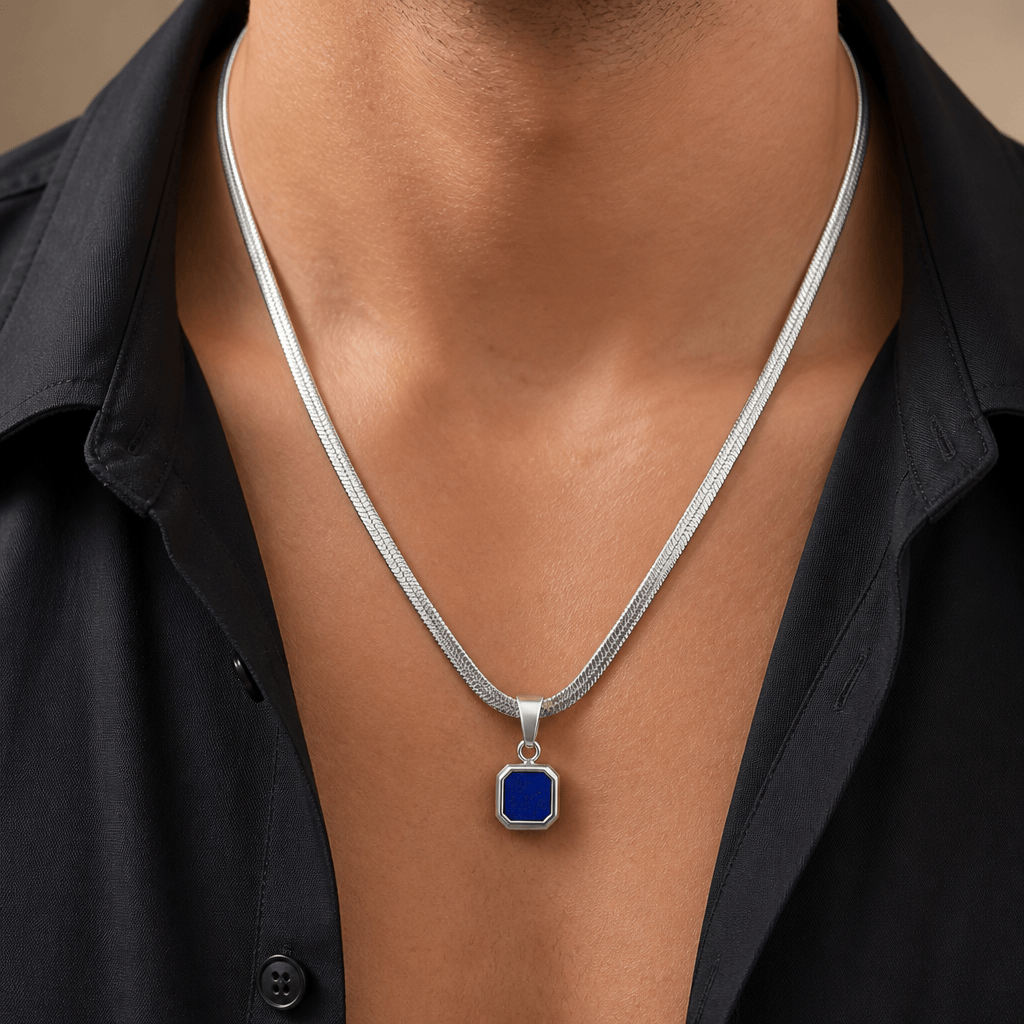 collier homme lapis lazuli porté pendentif bleu chaîne plate argent