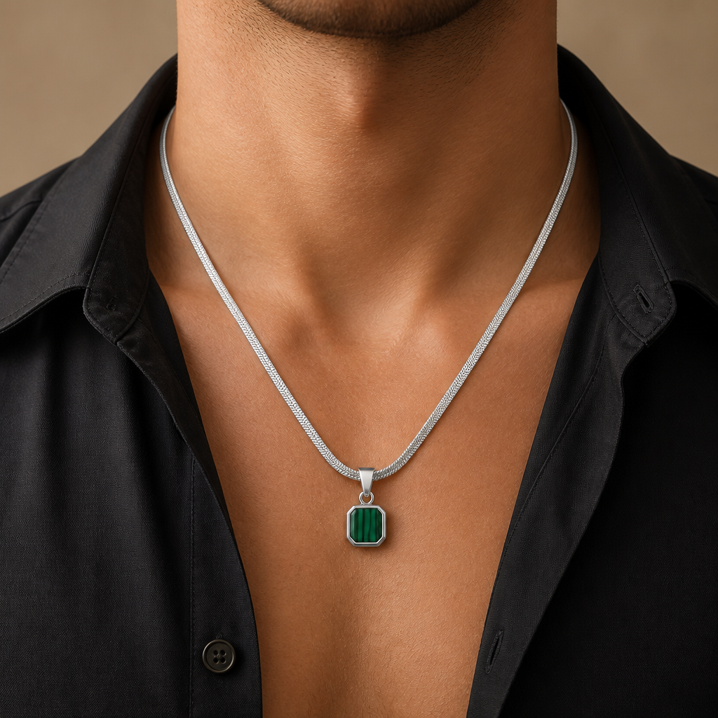 collier homme malachite porté pendentif vert chaîne plate argent