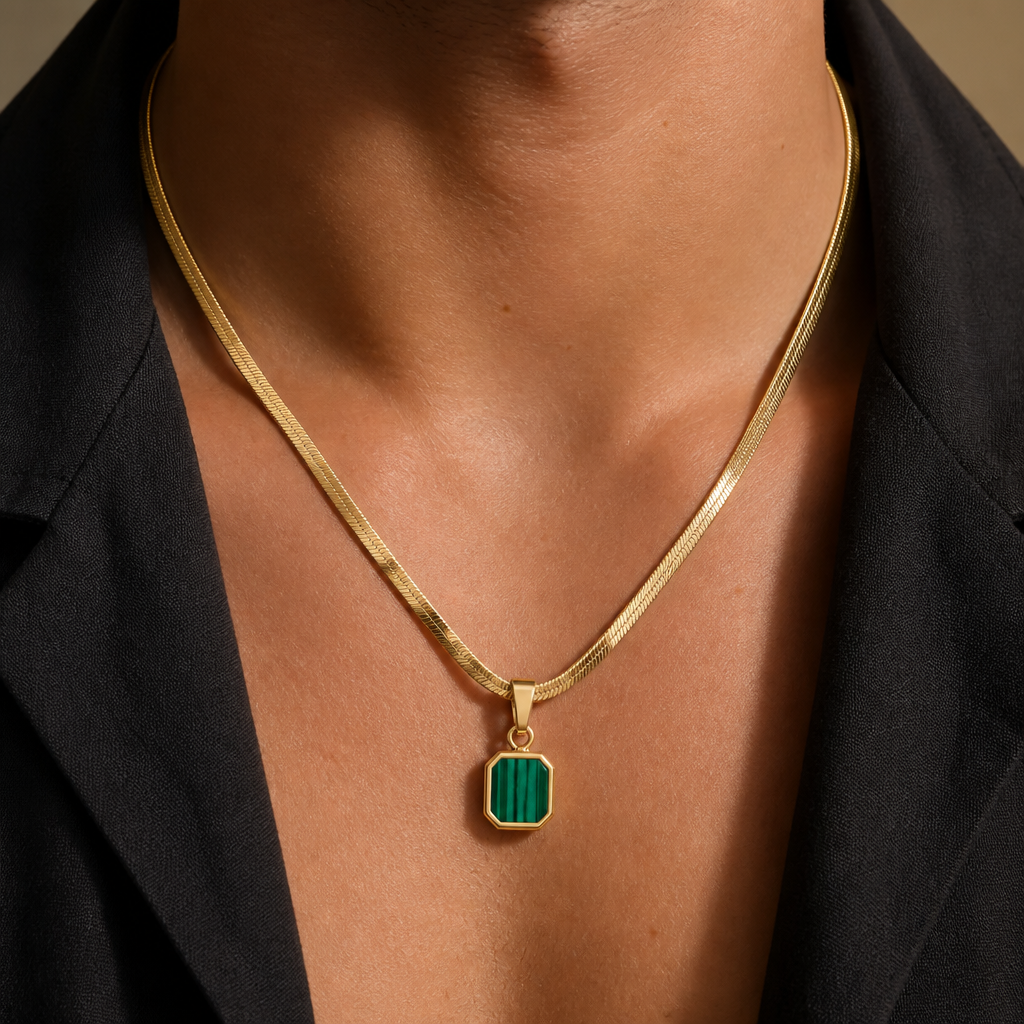collier homme malachite porté pendentif vert chaîne plate