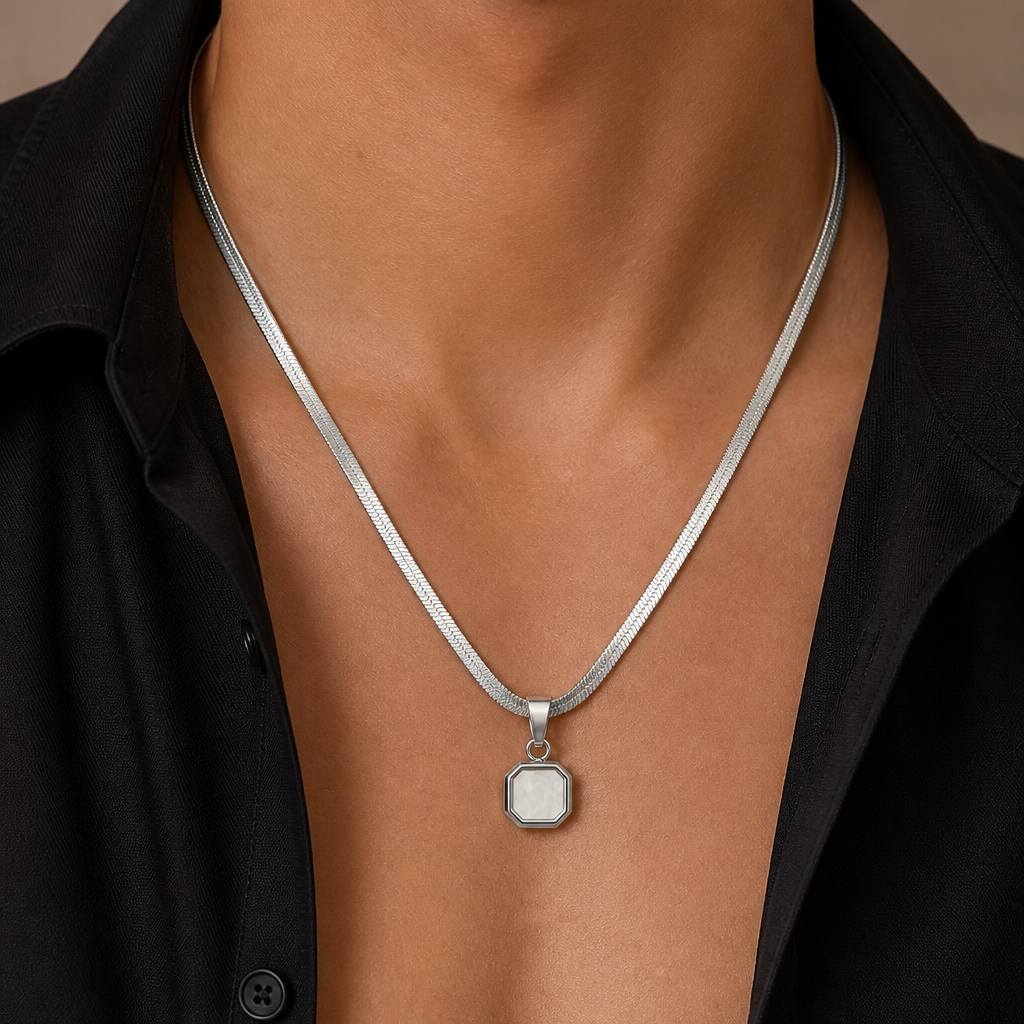 collier homme nacre porté pendentif blanc chaîne plate argent