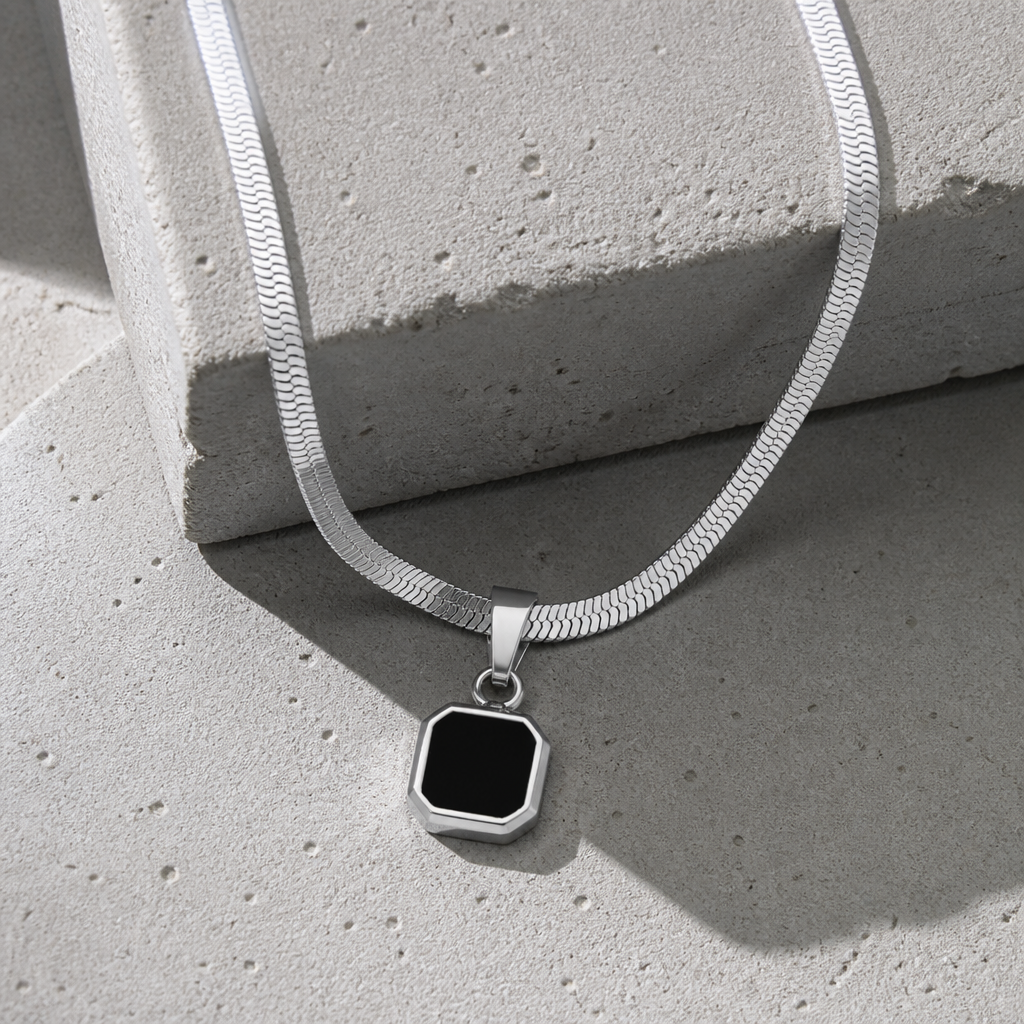 collier homme pendentif pierre noire chaîne plate argent acier