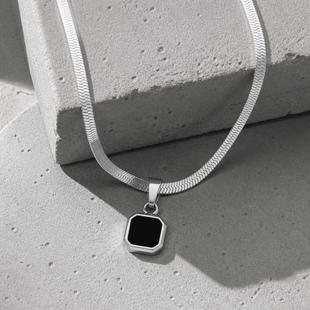 collier homme pendentif pierre noire chaîne plate argent acier