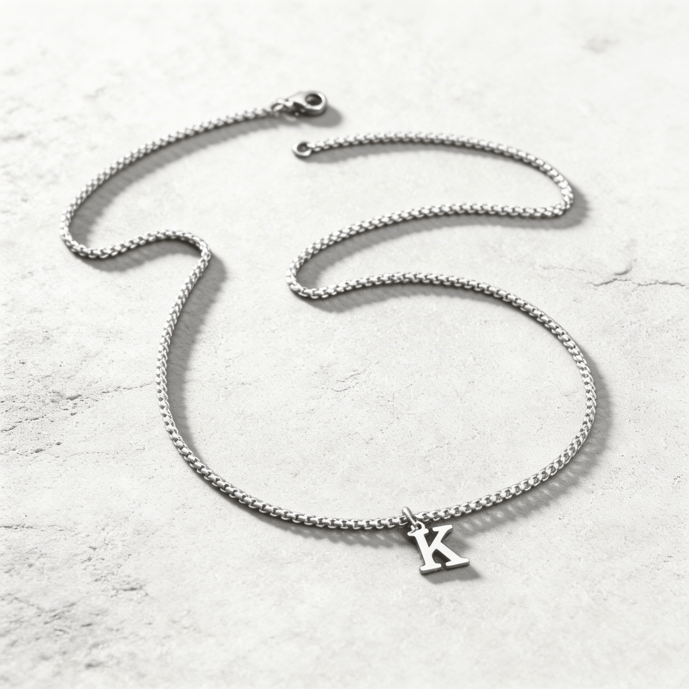 Des Finitions Exemplaires - Collier Initiale Homme Pendentif Lettre Acier Argent