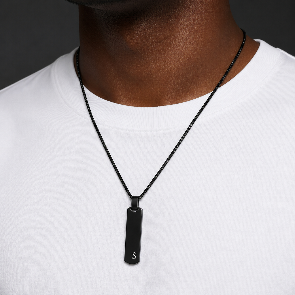collier lettre homme noir barre acier inoxydable