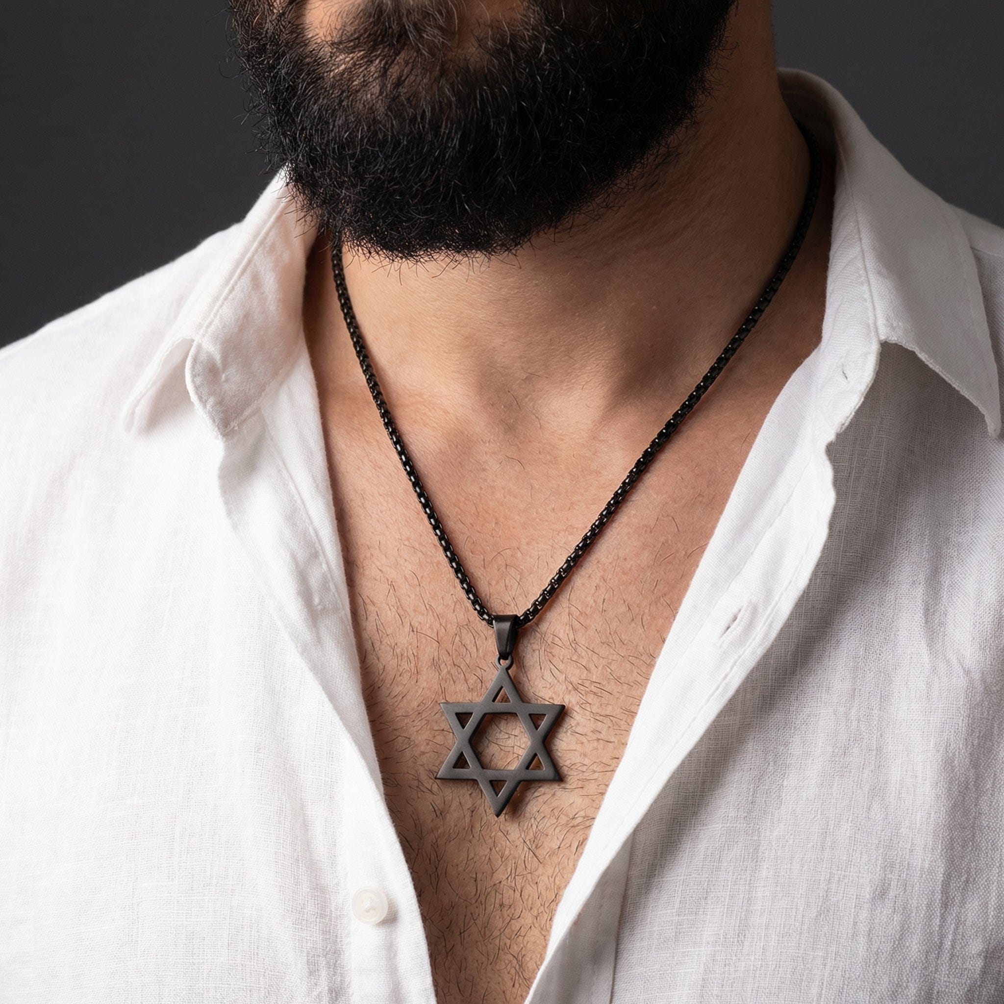 Collier noir avec pendentif étoile de david