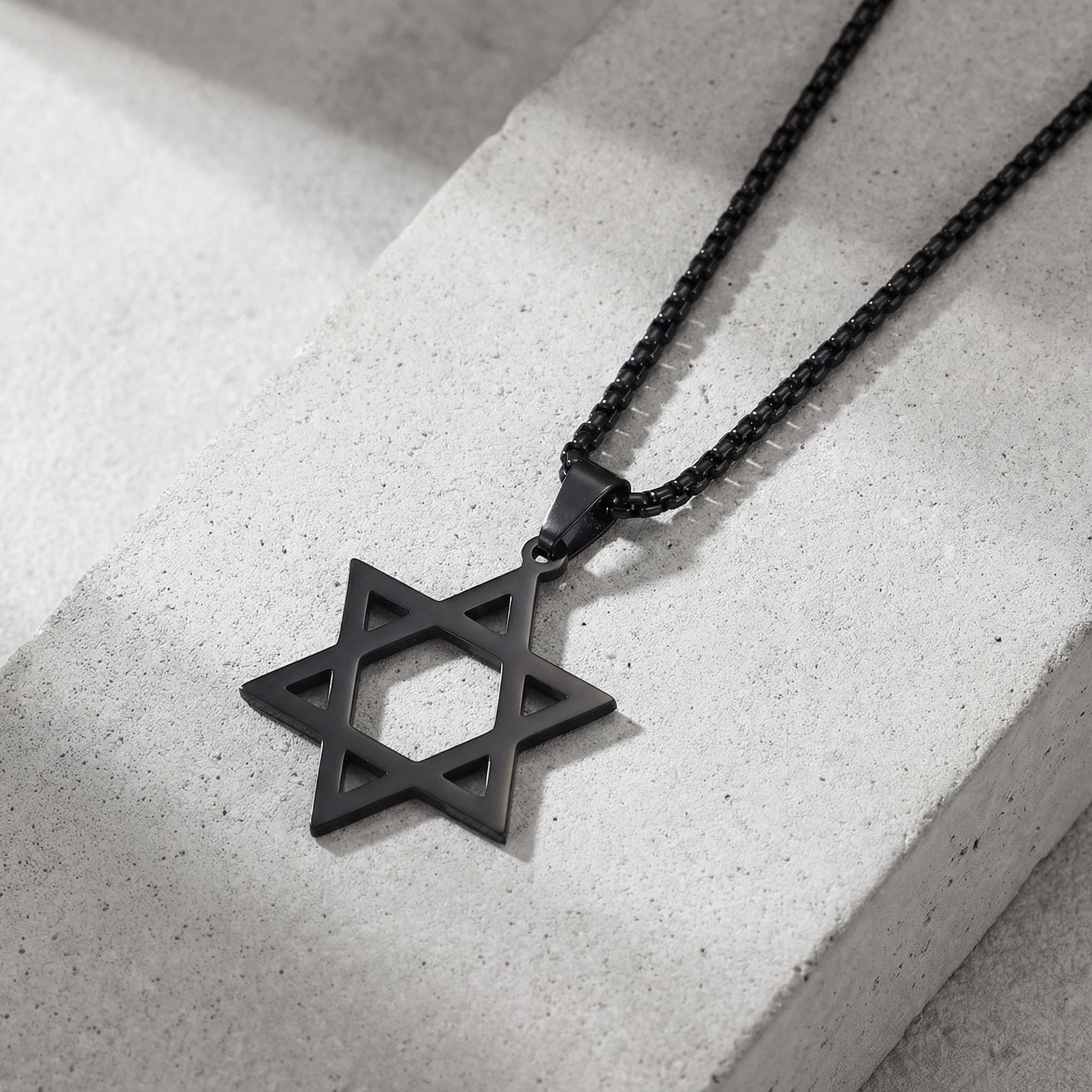 Collier noir avec pendentif étoile de david magen