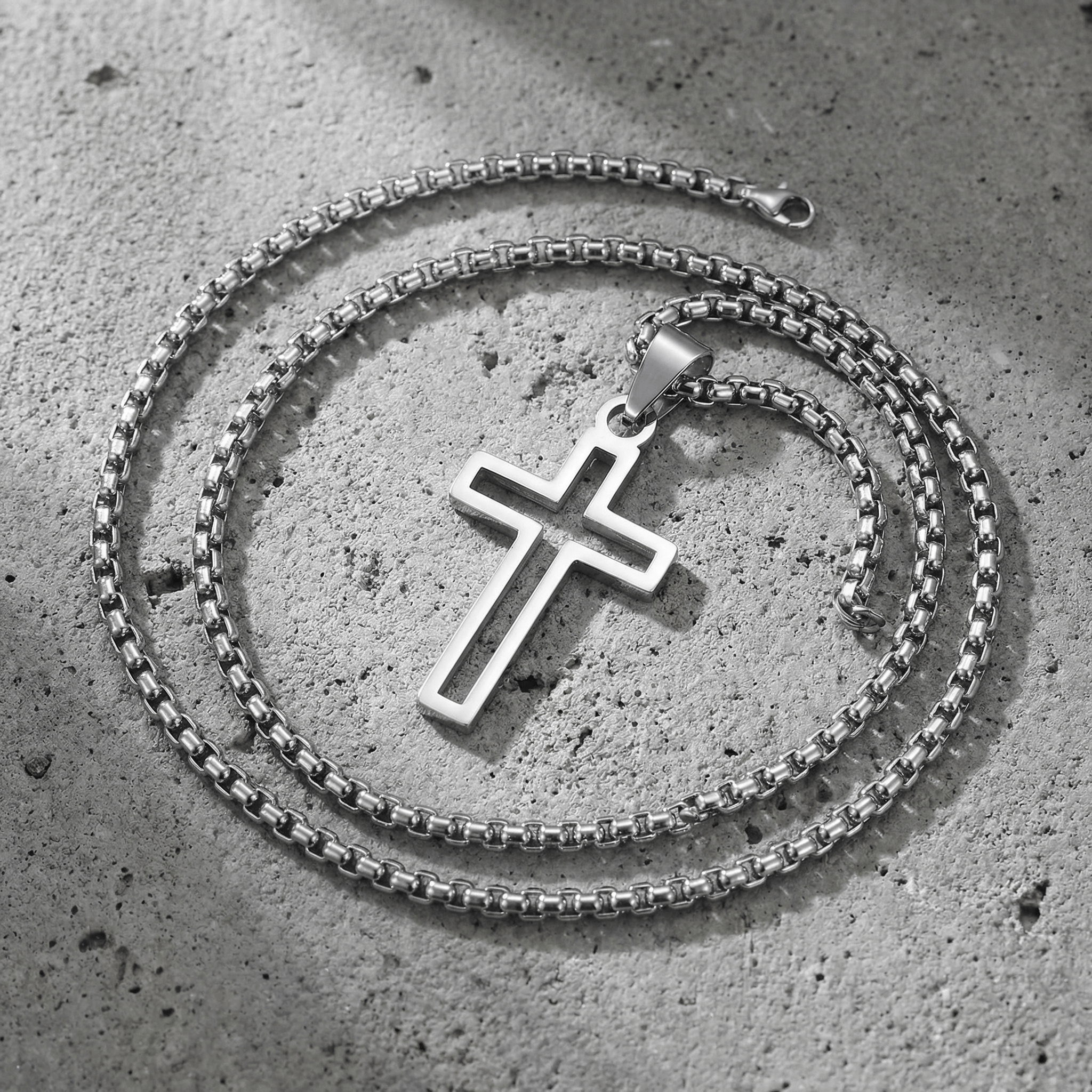 chaîne fine en argent avec un pendentif en forme de croix