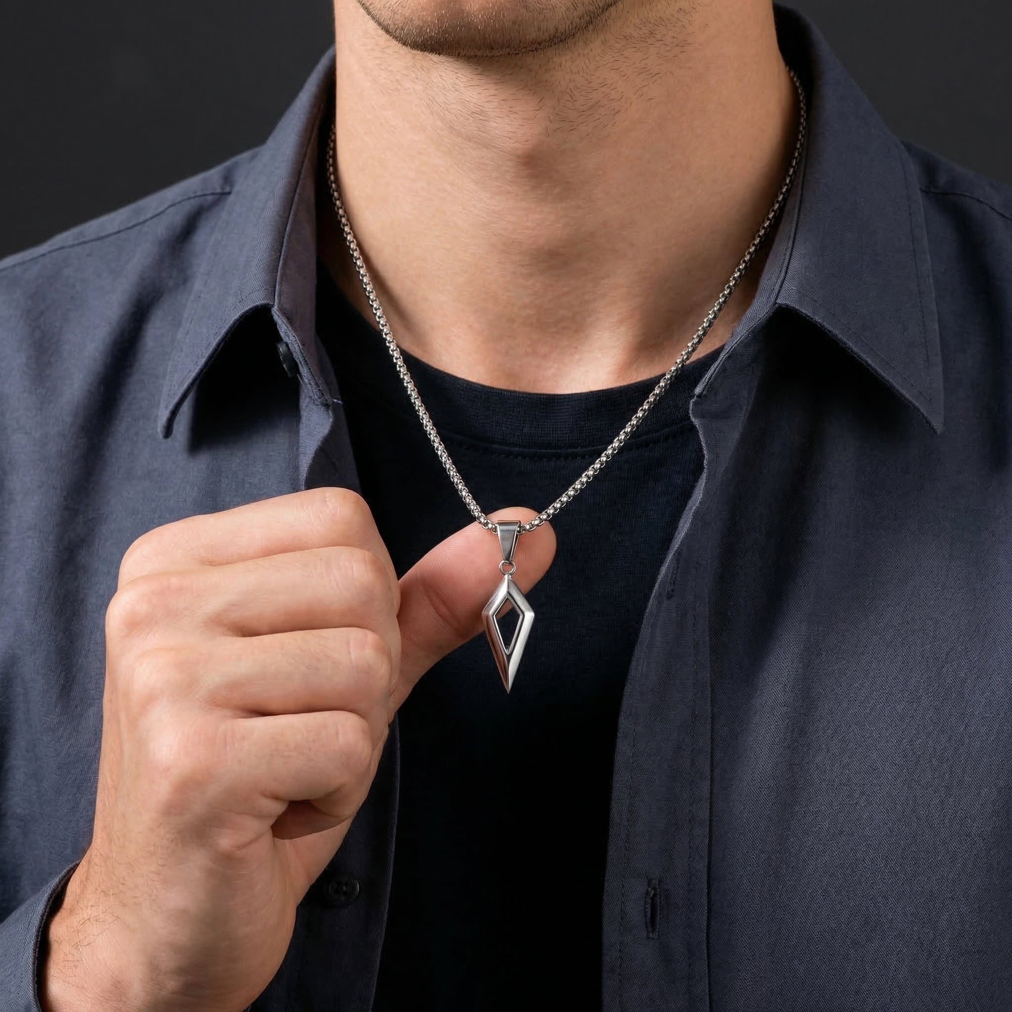 pendentif homme argenté en pointe de flèche