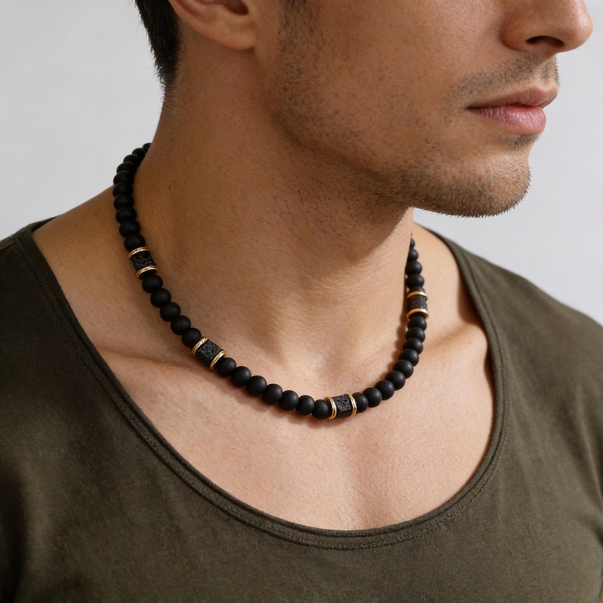 collier de perles homme pierre lave accent doré