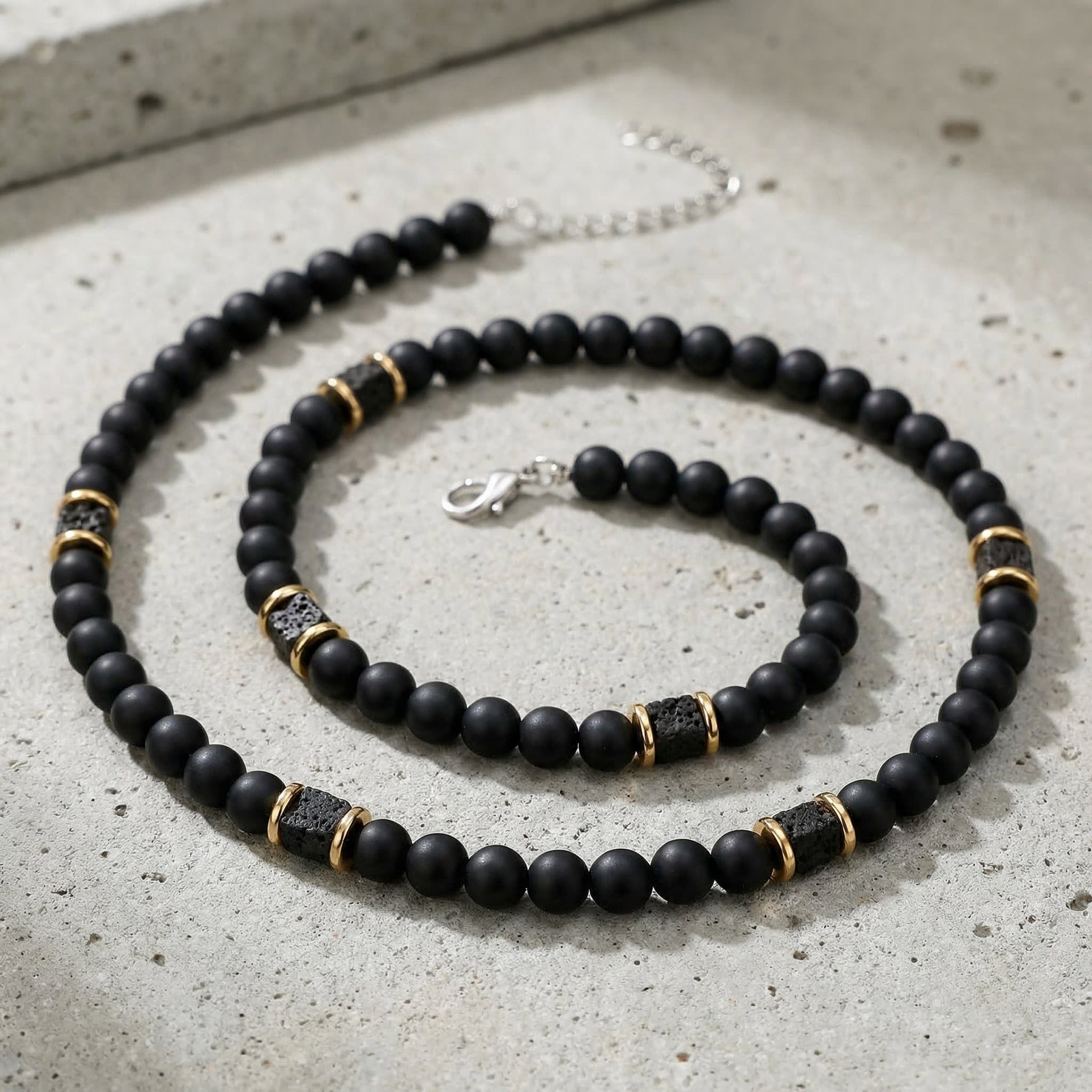 collier de perles homme pierre lave accent doré