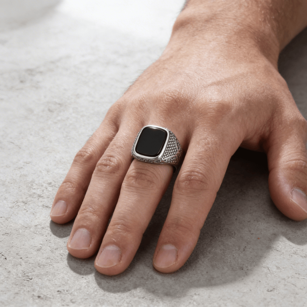 Bague chevalière homme onyx argent portée annulaire