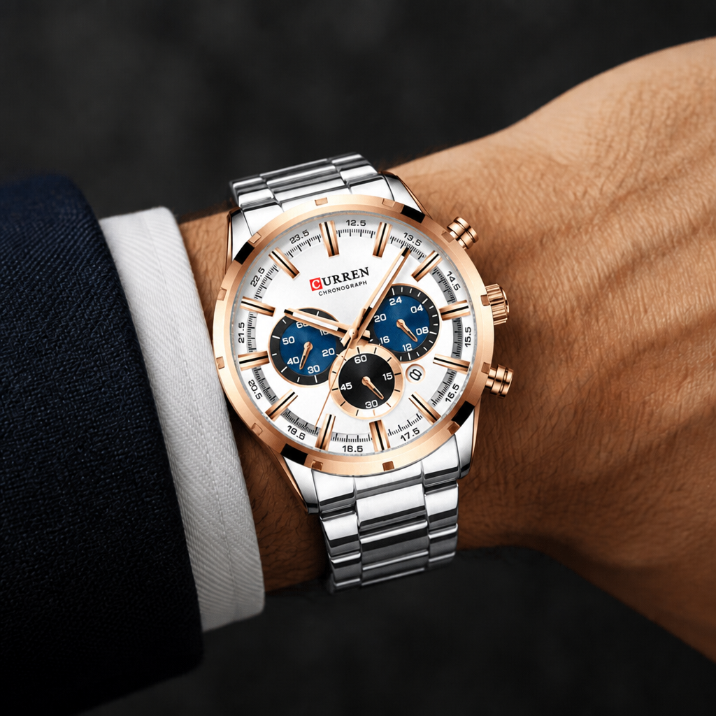 Grosse montre homme ronde chronographe à cadran blanc et liseré or rose portée au poignet