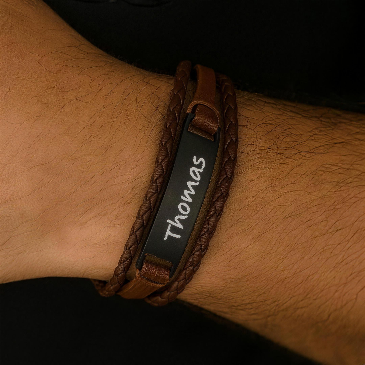 Bracelet prénom homme marron porté au poignet, plaque gravée Thomas