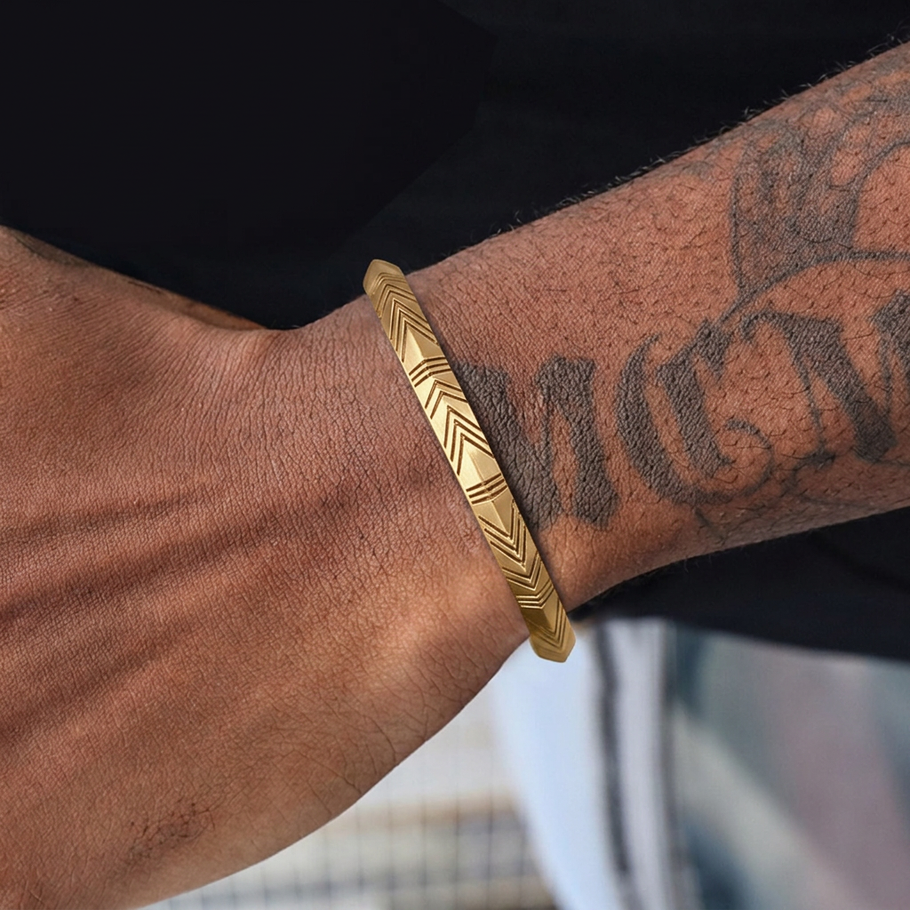 Jonc bracelet homme en acier doré porté au poignet