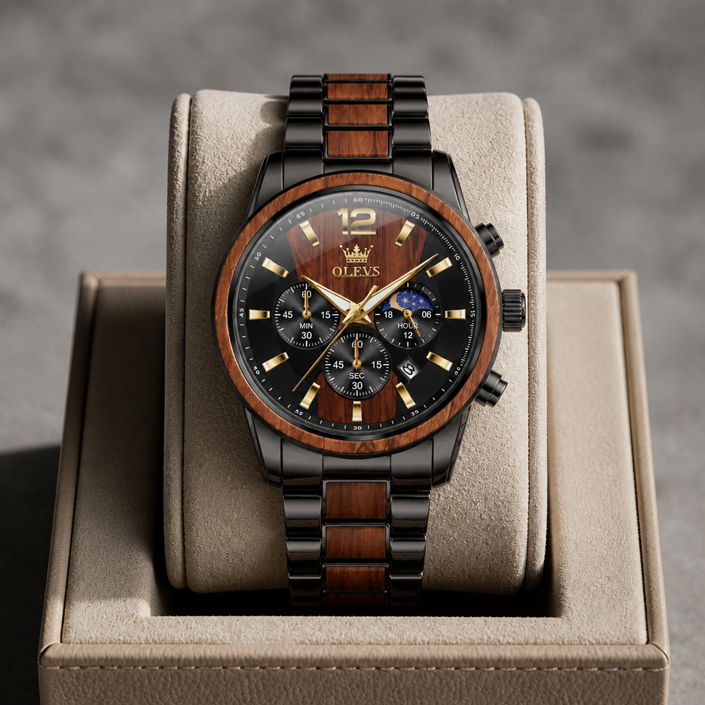 Montre bicolore acier noir et santal posée dans son écrin en cuir beige