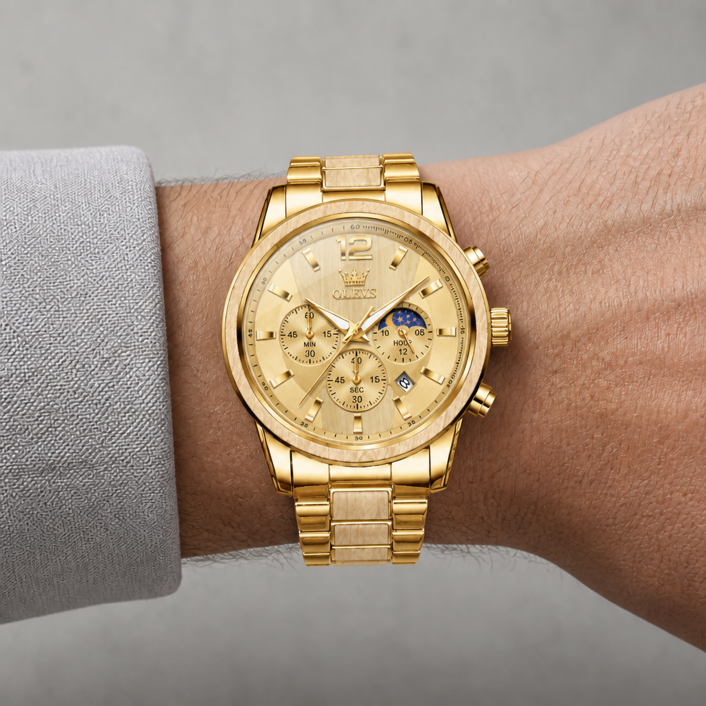 Montre bicolore homme portée au poignet, finition dorée et bois d'érable
